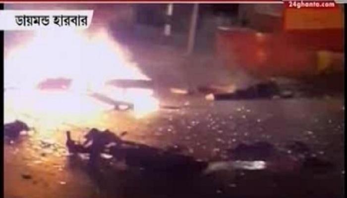 দুর্ঘটনার পরই দাউ দাউ করে জ্বলে উঠল বাইক, মৃত্যু ৩ আরোহীর দুর্ঘটনার পরই দাউ দাউ করে জ্বলে উঠল বাইক, মৃত্যু ৩ আরোহীর