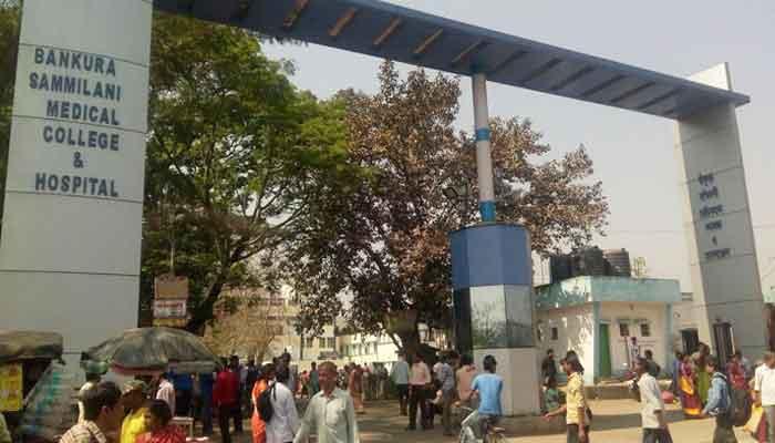 বাঁকুড়া সম্মিলনী মেডিক্যাল কলেজে বহির্বিভাগে বিশৃঙ্খলা, পদপিষ্ট বৃদ্ধা বাঁকুড়া সম্মিলনী মেডিক্যাল কলেজে বহির্বিভাগে বিশৃঙ্খলা, পদপিষ্ট বৃদ্ধা