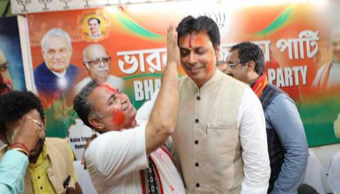 বিপ্লব দেবের মুখ্যমন্ত্রী হওয়ার সম্ভাবনায় মিষ্টি বিলি বাংলাদেশে বিপ্লব দেবের মুখ্যমন্ত্রী হওয়ার সম্ভাবনায় মিষ্টি বিলি বাংলাদেশে