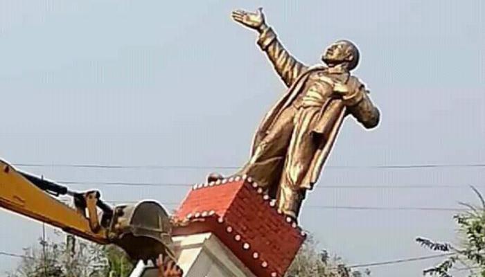 ত্রিপুরায় পালাবদলের পর ভেঙে দেওয়া হল লেনিনের মূর্তি ত্রিপুরায় পালাবদলের পর ভেঙে দেওয়া হল লেনিনের মূর্তি