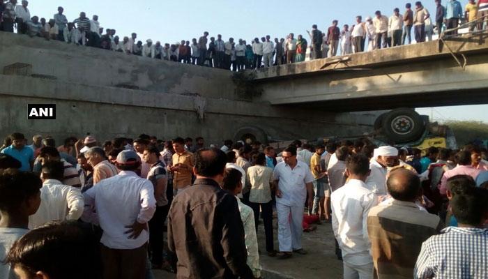 বিয়ে বাড়ির বাস উল্টে গুজরাটে মৃত ২৮ বিয়ে বাড়ির বাস উল্টে গুজরাটে মৃত ২৮