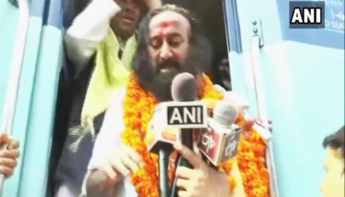 আপসে বাবরি বিতর্কের সমাধান না করলে দেশে গৃহযুদ্ধ হবে, আশঙ্কা রবিশঙ্করের আপসে বাবরি বিতর্কের সমাধান না করলে দেশে গৃহযুদ্ধ হবে, আশঙ্কা রবিশঙ্করের