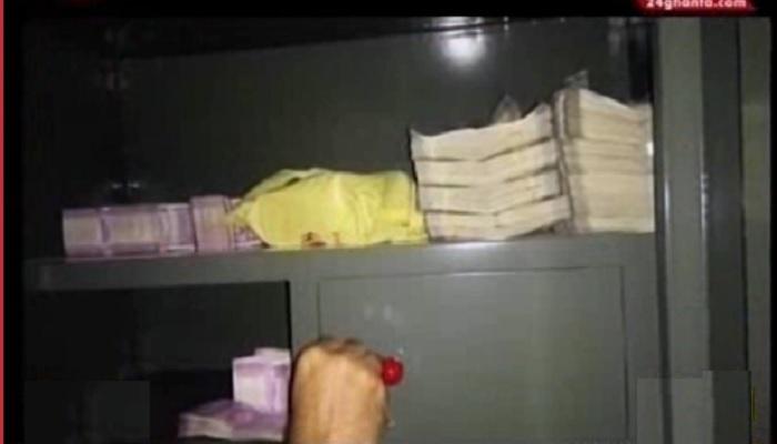 ঘুমোতেন 'নোটের গদির' উপর, সরকারি অফিসারের বাড়িতে তল্লাশিতে উদ্ধার কয়েক কোটি ঘুমোতেন 'নোটের গদির' উপর, সরকারি অফিসারের বাড়িতে তল্লাশিতে উদ্ধার কয়েক কোটি