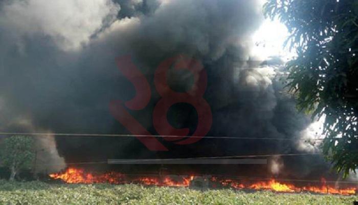 ধাপায় প্লাস্টিকের গোডাউনে ভয়াবহ আগুন ধাপায় প্লাস্টিকের গোডাউনে ভয়াবহ আগুন