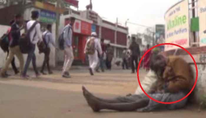 স্টেশনের ধারে বসে ১২ ঘণ্টা অপেক্ষারত লাশ! স্টেশনের ধারে বসে ১২ ঘণ্টা অপেক্ষারত লাশ!