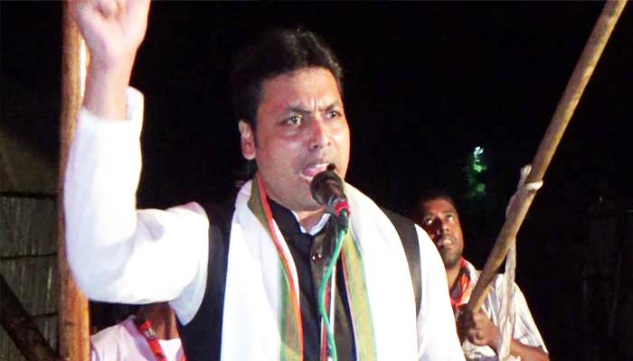 রাস্তা বেহাল, বিডিও সহ ৪ সরকারি কর্মীকে বরখাস্ত করলেন বিপ্লব দেব রাস্তা বেহাল, বিডিও সহ ৪ সরকারি কর্মীকে বরখাস্ত করলেন বিপ্লব দেব