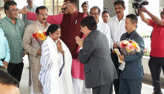 অতীত ভুলে এগোতে চাই, চামলিংয়ের সঙ্গে বৈঠকের পর স্পষ্ট করলেন মমতা অতীত ভুলে এগোতে চাই, চামলিংয়ের সঙ্গে বৈঠকের পর স্পষ্ট করলেন মমতা
