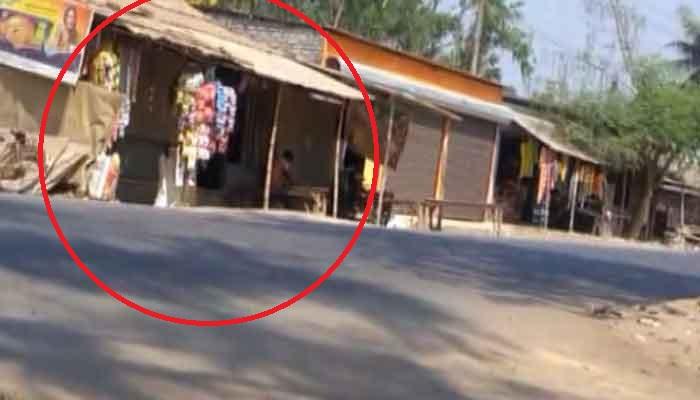 বিধায়ক দীপালি ঘোষের আত্মীয়ের দোকানের সামনে চিপসের প্যাকেট, ভিতরে মজুত অস্ত্র বিধায়ক দীপালি ঘোষের আত্মীয়ের দোকানের সামনে চিপসের প্যাকেট, ভিতরে মজুত অস্ত্র