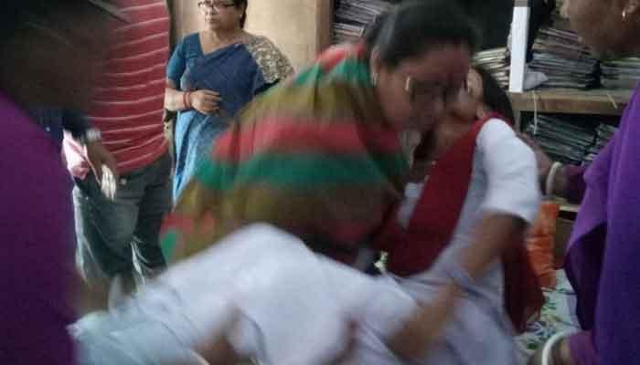 পরীক্ষা হলে জ্ঞান হারাল ছাত্রী, কোলে তুলে নিলেন বিধায়ক! পরীক্ষা হলে জ্ঞান হারাল ছাত্রী, কোলে তুলে নিলেন বিধায়ক!