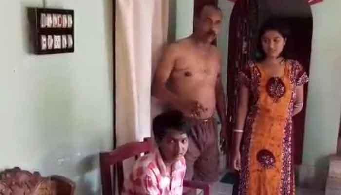 শোওয়ার ঘরের খাটের নিচেই লুকিয়ে রয়েছে সে, আঁচ করেই চা বানিয়ে আনলেন গৃহবধূ! শোওয়ার ঘরের খাটের নিচেই লুকিয়ে রয়েছে সে, আঁচ করেই চা বানিয়ে আনলেন গৃহবধূ!