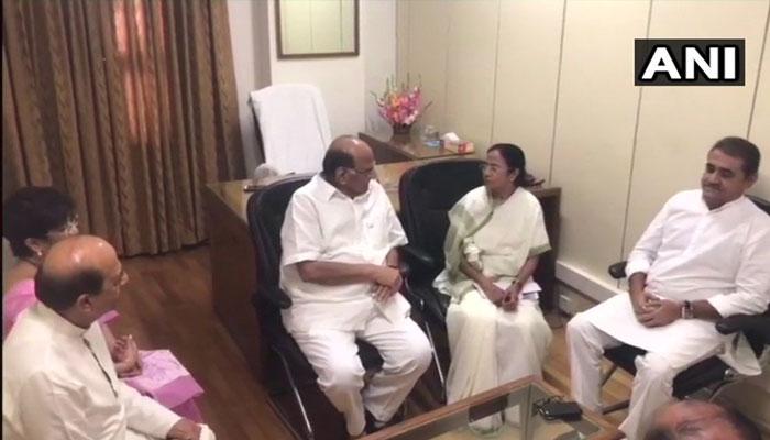 সংসদে শরদ পাওয়ারের সঙ্গে বৈঠক মমতার, কথা হল শিবসেনার সঙ্গেও সংসদে শরদ পাওয়ারের সঙ্গে বৈঠক মমতার, কথা হল শিবসেনার সঙ্গেও