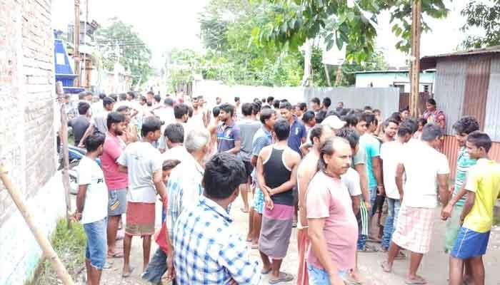 দুই গোষ্ঠীর সংঘর্ষ, থানায় ঢুকে হামলা, উত্তেজনা কাঁকুড়গাছিতে দুই গোষ্ঠীর সংঘর্ষ, থানায় ঢুকে হামলা, উত্তেজনা কাঁকুড়গাছিতে