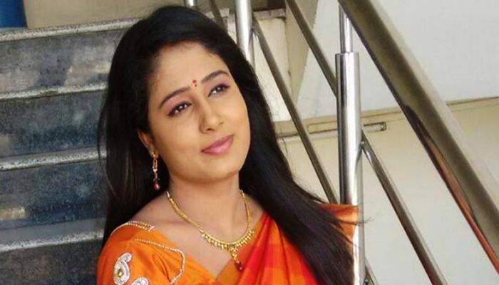 অফিস থেকে ফিরে ছাদে গিয়ে সোজা নীচে ঝাঁপ দিলেন নিউজ চ্যানেলের অ্যাঙ্কার অফিস থেকে ফিরে ছাদে গিয়ে সোজা নীচে ঝাঁপ দিলেন নিউজ চ্যানেলের অ্যাঙ্কার