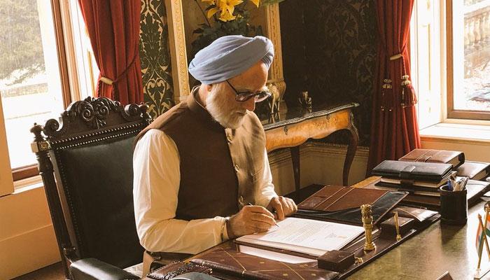 প্রথম ঝলকে মন কেড়েছেন 'মনমোহন' প্রথম ঝলকে মন কেড়েছেন 'মনমোহন'
