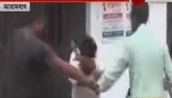 পার্টি অফিস থেকে টেনে বের করে সিপিএম নেতাকে বেধড়ক মার আরামবাগে পার্টি অফিস থেকে টেনে বের করে সিপিএম নেতাকে বেধড়ক মার আরামবাগে