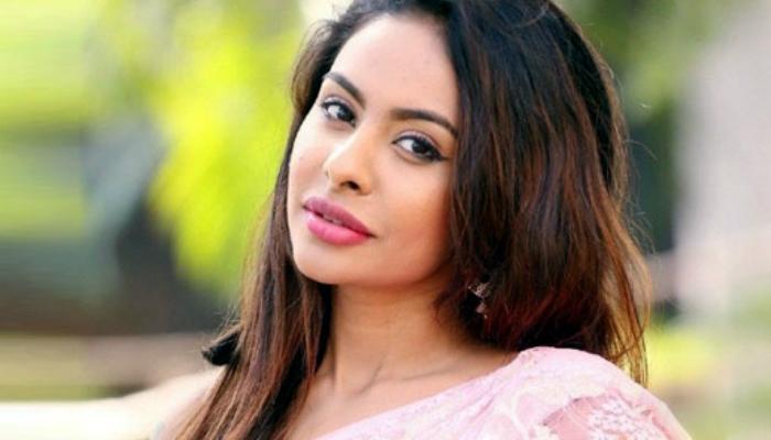 কাস্টিং কাউচের বিরুদ্ধে প্রতিবাদ, প্রকাশ্যে পোশাক খুললেন অভিনেত্রী কাস্টিং কাউচের বিরুদ্ধে প্রতিবাদ, প্রকাশ্যে পোশাক খুললেন অভিনেত্রী