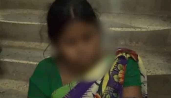 থানায় ডেকে এক মহিলাকে বেধড়ক ‘মার’ পুলিসের! থানায় ডেকে এক মহিলাকে বেধড়ক ‘মার’ পুলিসের!