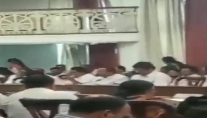 অনশন চলাকালীন ভুরিভোজ, এবার ধরা পড়লেন বিজেপি বিধায়করা অনশন চলাকালীন ভুরিভোজ, এবার ধরা পড়লেন বিজেপি বিধায়করা