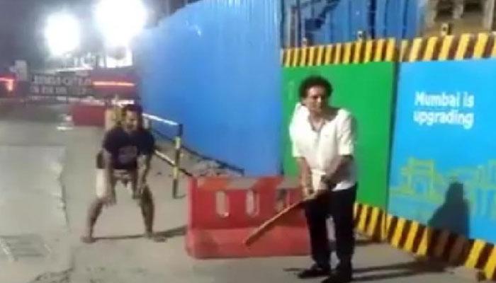 গলি ক্রিকেট খেললেন সচিন, ভাইরাল ভিডিও গলি ক্রিকেট খেললেন সচিন, ভাইরাল ভিডিও