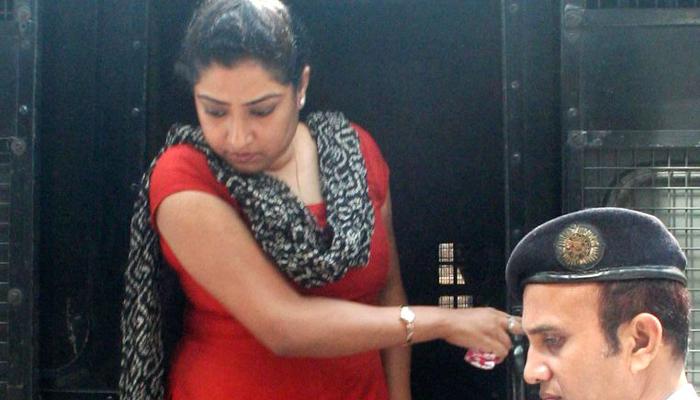 আর পারছি না, বিচারকের সামনে কেঁদে ফেললেন সারদাকাণ্ডে অভিযুক্ত দেবযানী আর পারছি না, বিচারকের সামনে কেঁদে ফেললেন সারদাকাণ্ডে অভিযুক্ত দেবযানী
