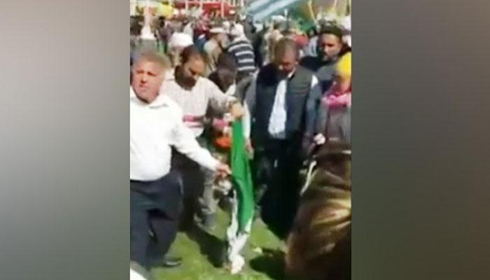 লন্ডনে ভারতের তেরেঙ্গা পোড়ালো উগ্রপন্থীরা, নীরব দর্শক পুলিস লন্ডনে ভারতের তেরেঙ্গা পোড়ালো উগ্রপন্থীরা, নীরব দর্শক পুলিস