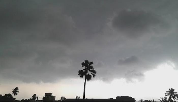 বেলা গড়াতেই কালবৈশাখী হানা দিল রাঢ়বঙ্গে বেলা গড়াতেই কালবৈশাখী হানা দিল রাঢ়বঙ্গে