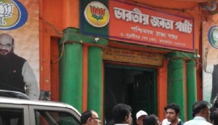 বিক্ষুব্ধ ঘাসফুলকে কাছে টেনে পঞ্চায়েতে খেলা ঘোরানোর কৌশল পদ্মফুলের বিক্ষুব্ধ ঘাসফুলকে কাছে টেনে পঞ্চায়েতে খেলা ঘোরানোর কৌশল পদ্মফুলের