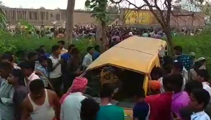 উত্তরপ্রদেশে স্কুলভ্যানে ট্রেনের ধাক্কা, মৃত ১৩ খুদে পড়ুয়া উত্তরপ্রদেশে স্কুলভ্যানে ট্রেনের ধাক্কা, মৃত ১৩ খুদে পড়ুয়া