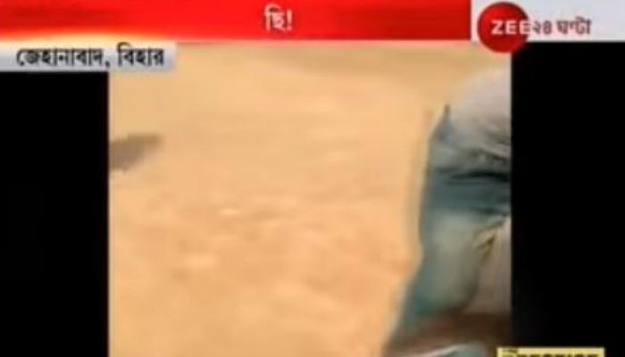 প্রকাশ্যেই তরুণী পোশাক ছেঁড়ার চেষ্টা, ভাইরাল ভি়ডিও প্রকাশ্যেই তরুণী পোশাক ছেঁড়ার চেষ্টা, ভাইরাল ভি়ডিও