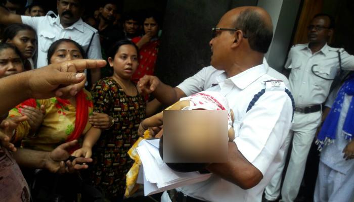 বিনা চিকিত্সায় শিশুমৃত্যুর অভিযোগে ধুন্ধুমার এসএসকেএমে, পুলিসের সঙ্গে ধস্তাধস্তি বিনা চিকিত্সায় শিশুমৃত্যুর অভিযোগে ধুন্ধুমার এসএসকেএমে, পুলিসের সঙ্গে ধস্তাধস্তি