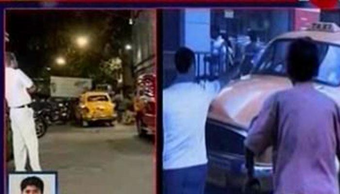 চলন্ত ট্যাক্সির জানলা থেকে ছিটকে এল বিশেষ তরল, রবীন্দ্র সরোবরে নারকীয় উল্লাস! চলন্ত ট্যাক্সির জানলা থেকে ছিটকে এল বিশেষ তরল, রবীন্দ্র সরোবরে নারকীয় উল্লাস!