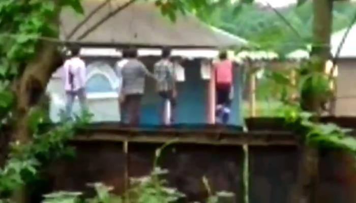লক্ষ্য এলাকা দখল, দিনেদুপুরে মুড়িমুড়কির মতো পড়ল বোমা লক্ষ্য এলাকা দখল, দিনেদুপুরে মুড়িমুড়কির মতো পড়ল বোমা