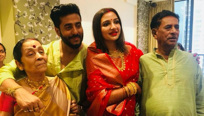 শুভশ্রীর ভাত-কাপড়ের দায়িত্ব নিলেন রাজ, দেখুন ভিডিও শুভশ্রীর ভাত-কাপড়ের দায়িত্ব নিলেন রাজ, দেখুন ভিডিও