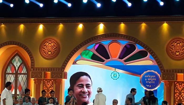 মঞ্চ চাঁদের হাট, কৃতীদের সম্মান জ্ঞাপনে পশ্চিমবঙ্গ সরকার মঞ্চ চাঁদের হাট, কৃতীদের সম্মান জ্ঞাপনে পশ্চিমবঙ্গ সরকার
