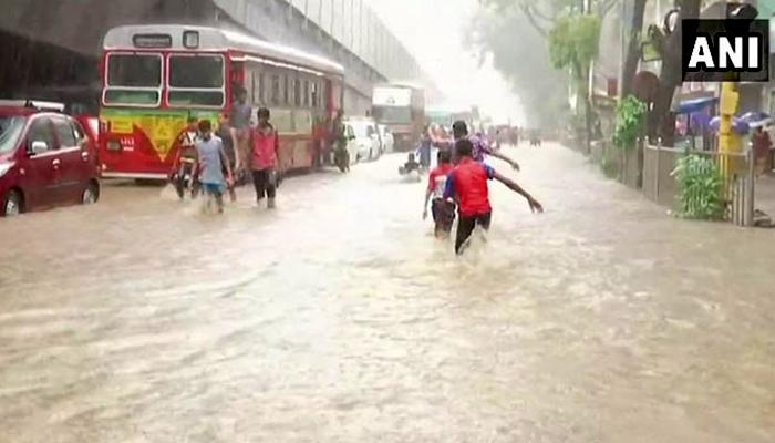 প্রাক্ বর্ষার বৃষ্টিতেই থইথই মুম্বই, আগামী কয়েকদিনে আরও বর্ষণের পূর্বাভাস প্রাক্ বর্ষার বৃষ্টিতেই থইথই মুম্বই, আগামী কয়েকদিনে আরও বর্ষণের পূর্বাভাস