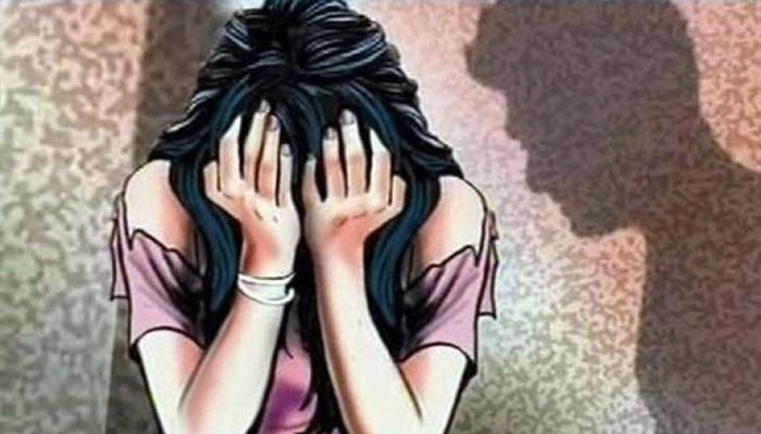 মেয়ের সামনেই মায়ের ওপর ঝাঁপিয়ে পড়ল প্রতিবেশী, তার পর... মেয়ের সামনেই মায়ের ওপর ঝাঁপিয়ে পড়ল প্রতিবেশী, তার পর...