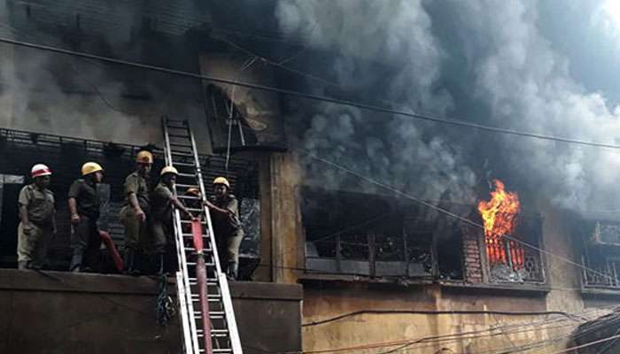 তীব্রতা কমলেও এখনও জ্বলছে বাগরি মার্কেট, আজ বাগরি মার্কেটে অগ্নিকাণ্ড নিয়ে নবান্নে বৈঠক তীব্রতা কমলেও এখনও জ্বলছে বাগরি মার্কেট, আজ বাগরি মার্কেটে অগ্নিকাণ্ড নিয়ে নবান্নে বৈঠক
