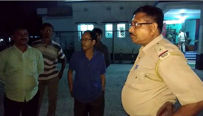 পঞ্চমীতে বন্দুক ঠেকিয়ে জোড়া ছিনতাই পঞ্চমীতে বন্দুক ঠেকিয়ে জোড়া ছিনতাই