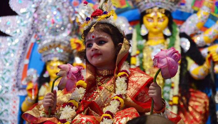 মহাষ্টমী-তে মহামায়ার আরাধনায় মেতে বাঙালি, চলছে কুমারী পুজো মহাষ্টমী-তে মহামায়ার আরাধনায় মেতে বাঙালি, চলছে কুমারী পুজো