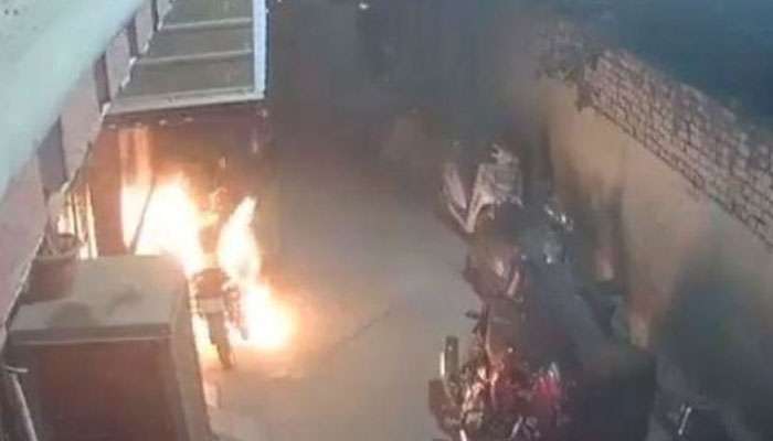 পার্কিং লটে একের পর এক জ্বলছে ১৮টি বাইক, গাড়ি! সিসিটিভি ফুটেজ দেখে গায়ে কাঁটা দিল পুলিসের পার্কিং লটে একের পর এক জ্বলছে ১৮টি বাইক, গাড়ি! সিসিটিভি ফুটেজ দেখে গায়ে কাঁটা দিল পুলিসের