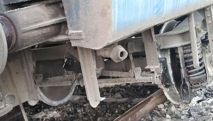 পাঁশকুড়ার কাছে বেলাইন পুরীগামী ধৌলি এক্সপ্রেস পাঁশকুড়ার কাছে বেলাইন পুরীগামী ধৌলি এক্সপ্রেস