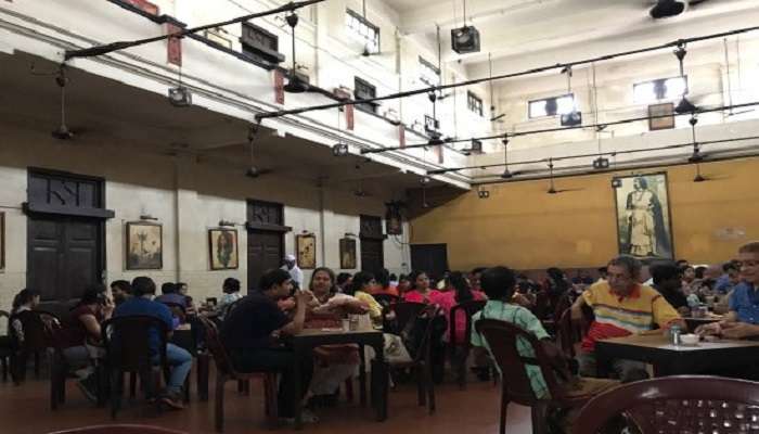ধূমপান 'হ্যাঁ', 'না'-এর লড়াইয়ে দ্বিবিভক্ত নস্ট্যালজিয়ার কফি হাউজ ধূমপান 'হ্যাঁ', 'না'-এর লড়াইয়ে দ্বিবিভক্ত নস্ট্যালজিয়ার কফি হাউজ