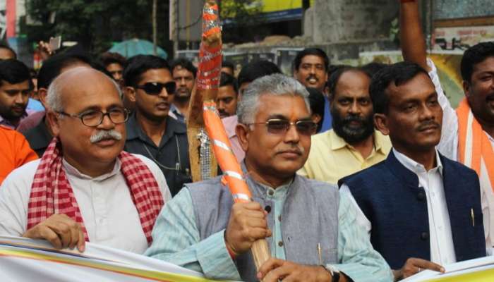 লাঙল কাঁধে কিষান মোর্চার অভিযানে পথে নামলেন দিলীপ ঘোষ লাঙল কাঁধে কিষান মোর্চার অভিযানে পথে নামলেন দিলীপ ঘোষ