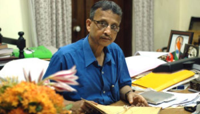 বিরোধীদের চাপে গণনা স্থগিত, শাসকের চাপে নতি স্বীকার, অবস্থান বদল, প্রশ্নের মুখে রাজ্য নির্বাচন কমিশনার বিরোধীদের চাপে গণনা স্থগিত, শাসকের চাপে নতি স্বীকার, অবস্থান বদল, প্রশ্নের মুখে রাজ্য নির্বাচন কমিশনার